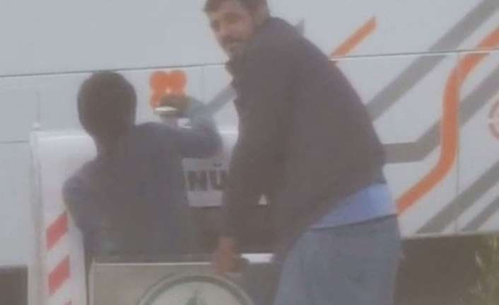 Bolu’da, belediye tarafından şehrin belirli yerlerine konulan çöp konteynerlerinden birisinin