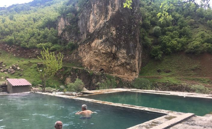 Şırnak’ın Beytüşşebap ilçesi Ilıcak köyünde bulunan Zümrüt Kaplıcası’na gelenler Kato