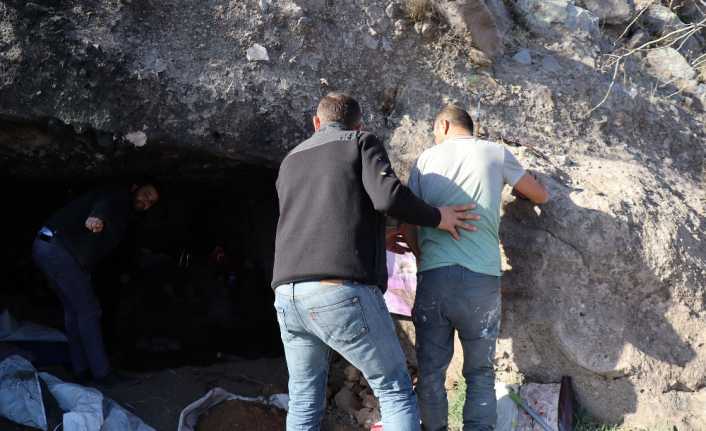 Bodrum’da Helenistik döneme ait olan kaya mezarın içerisinde kaçak kazı