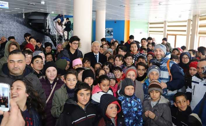 Erzincan Belediyesinin sömestr tatilinde Ergan Dağında öğrencilere yönelik düzenlediği kayak
