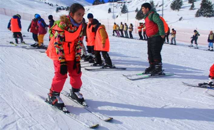 Erzincan Gençlik ve Spor İl Müdürlüğü bünyesinde kayak kursu açıldı.