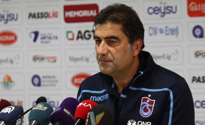 Trabzonspor Teknik Direktörü Ünal Karaman, sahada futbolun doğrularını yapan bir
