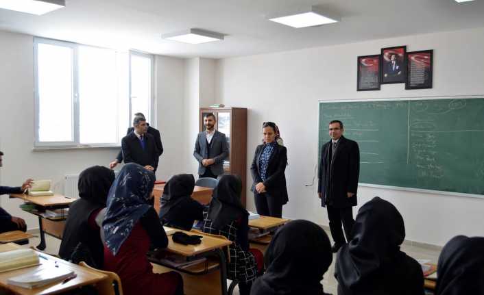 Kaymakam Özdemir öğrencilerle buluştu Refahiye Kaymakamı Hatice Bayar Özdemir Refahiye Anadolu İmam Hatip lisesi