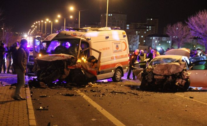 Kayseri’de ambulansla otomobilin çarpışması sonucu 6 kişi öldü, 2 kişi