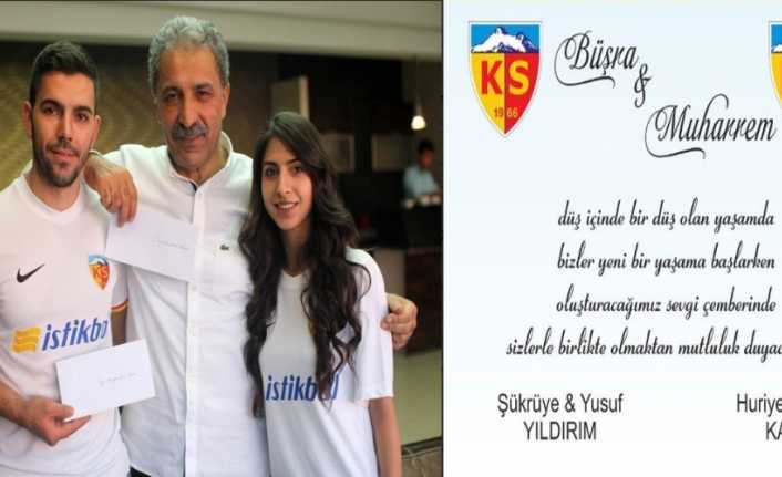 Koyu Kayserispor taraftarı olan çift, düğün davetiyelerini tuttukları takımın amblemi