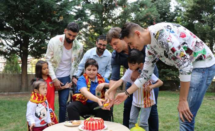 Kayserispor, özel bir rehabilitasyon merkezini ziyaret etti. 