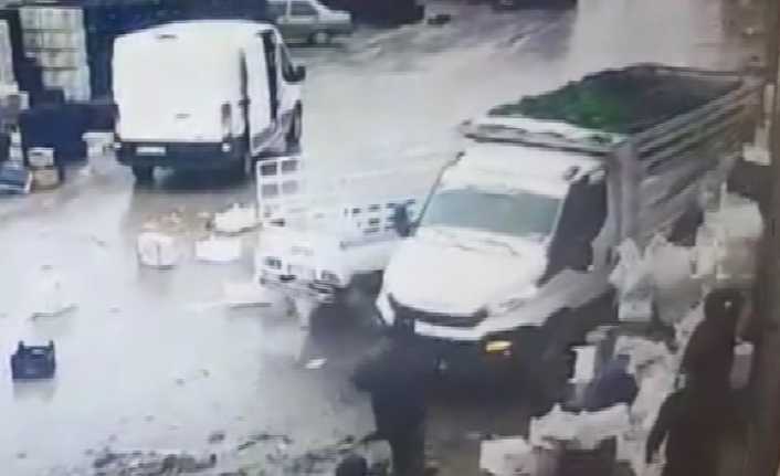 Elazığ’da bir kamyonetin geri geri gelip, başka bir araca çarpma