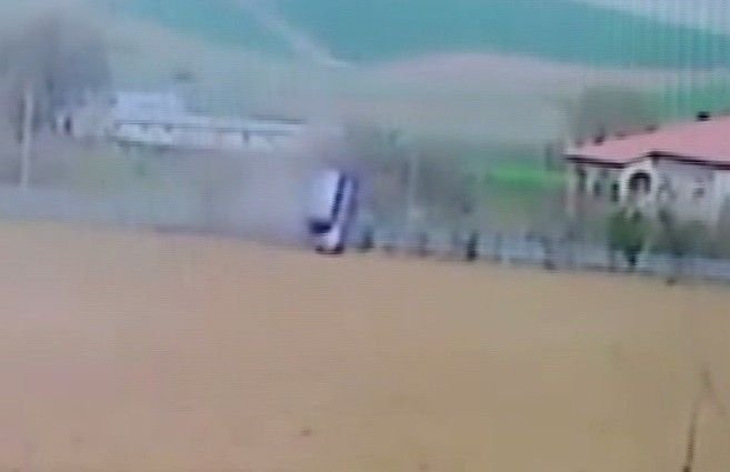 Elazığ’da bir otomobilin takla atması, Bingöl’de ise bir taksinin araçla