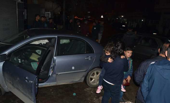 Adana’nın Kozan ilçesinde iki otomobilin çarpışması anne ve küçük çocuğu