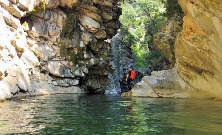 Kazdağları endemik zenginliklerinin yanında dereleri ve göletleriyle de ilgi görüyor.