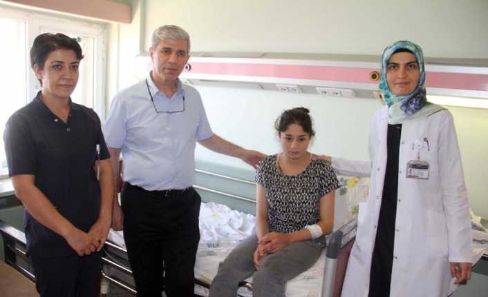 Elazığ’da ağzına aldığı iğnelerle balonları patlamaya çalışırken üstüne kedi atlaması