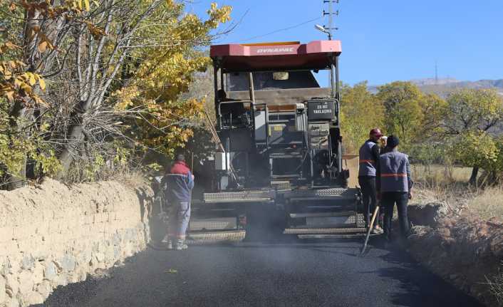 Erzincan Belediyesi alt yapı çalışmalarının tamamlandığı bölgelerde sürdürdüğü asfalt çalışmaları