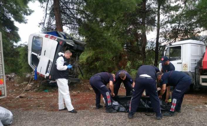Antalya’nın Kemer ilçesinde meydana gelen trafik kazasında yağış yüzünden kayganlaşan