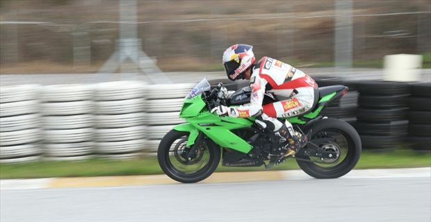 Milli motosikletçi Kenan Sofuoğlu'nun 13. olduğu Avustralya'daki Dünya Supersport Şampiyonası'nda,