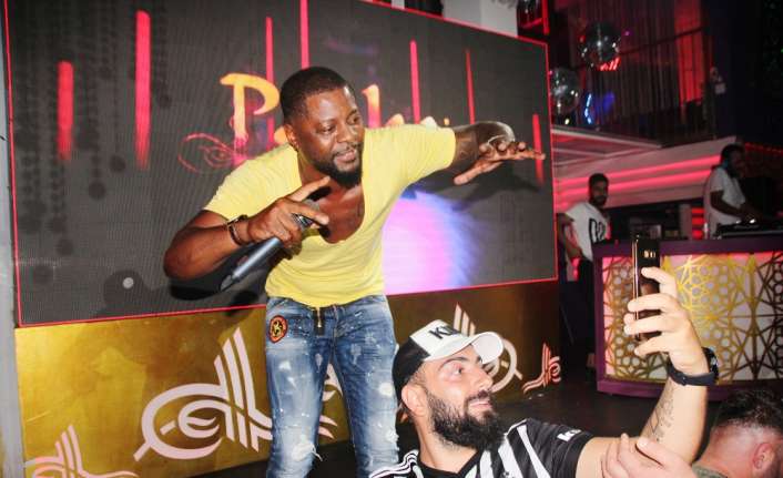 Beşiktaş’ın eski futbolcusu Pascal Nouma, Bodrum’da çıktığı sahnede DJ’lik performansı