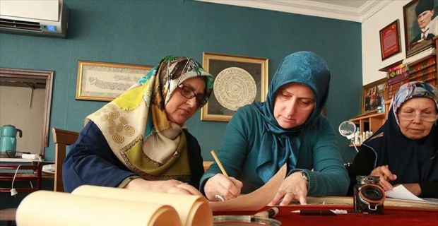 Kocaeli'de yaşayan 41 yaşındaki hattat-müzehhip Şefika Ülker, 9 yaşında merak