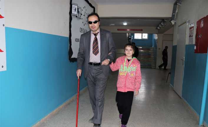 Karabük’te 11 yaşındaki Beyzanur Ulus, görme engelli olan Sosyal Bilgiler