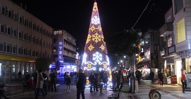 Yunanistan ve Bulgaristan sınırındaki Edirne'de, yılbaşı öncesi yaşanan alışveriş yoğunluğu