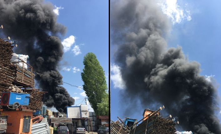 Ankara’da trafodan kopan kablodan çıkan kıvılcımlar keresteleri tutuşturdu. Kısa sürede