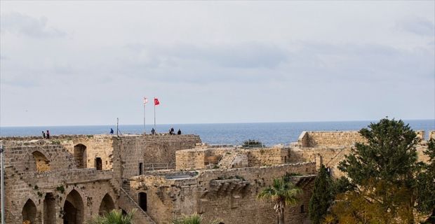 Tarihte pek çok medeniyete ev sahipliği yapmış Girne Kalesi, içindeki