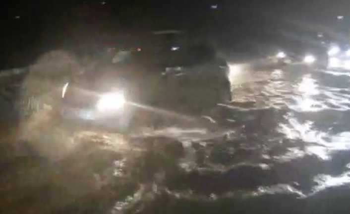 Kıbrıs genelinde etkili olan şiddetli yağışlar nedeniyle cadde ve sokaklar