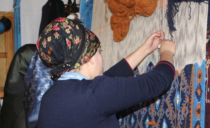Van’ın Tuşba Belediyesi tarafından Tarihi Van Evlerinde açılan kilim dokuma