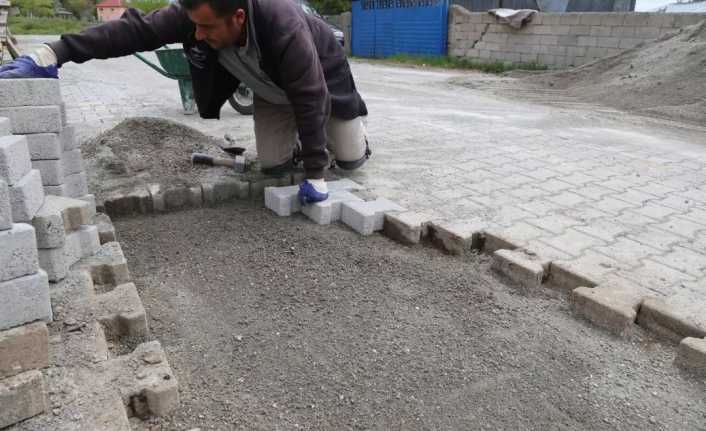 Kilit Parke Yollar Yenileniyor Bozulan ve deforme olan kilit parke yollar yenilenmeye devam ediliyor