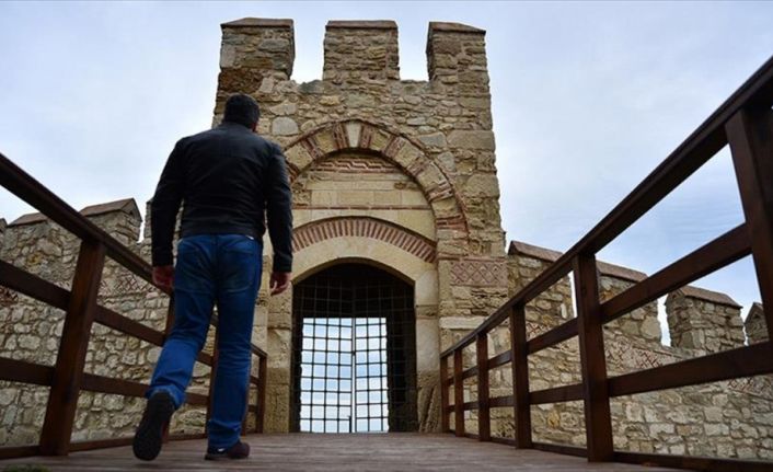 Fatih Sultan Mehmet'in İstanbul'un kuşatılması sırasında Çanakkale Boğazı'nın iki yakasına