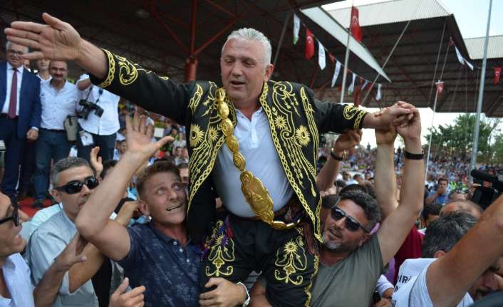 Tarihi Kırkpınar Yağlı Güreşleri’nde ağalık ihalesi yapıldı. Ağa, 722 bin