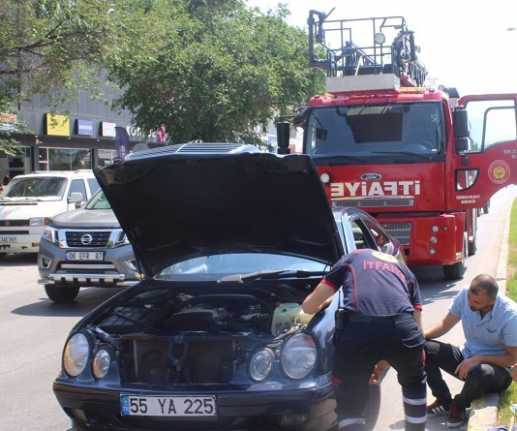 Kırmızı ışıkta davetsiz misafir Erzincan’da kırmızı ışıkta duran aracın motor bölümüne giren yavru kedi