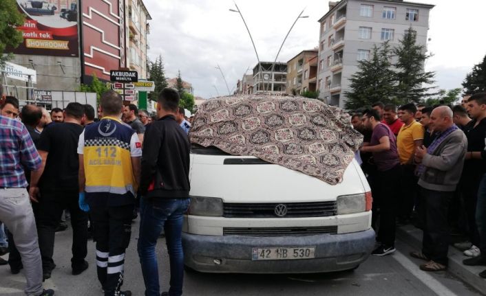 Konya’nın Ereğli ilçesinde kırmızı ışıkta bekleyen minibüs sürücüsü, husumetlisi tarafından