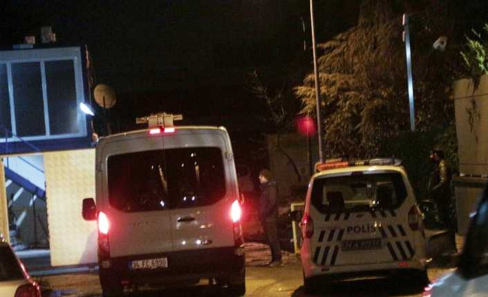 Üsküdar Kısıklı’da bir holdingin bahçesinin duvarında pet şişe içerinde zaman