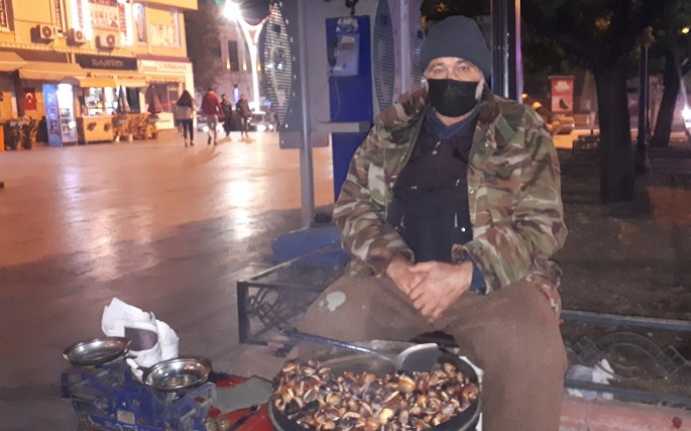 Soğuk havaların vazgeçilmez sokak tatları arasında bulunan kestane tezgahlarda yerini