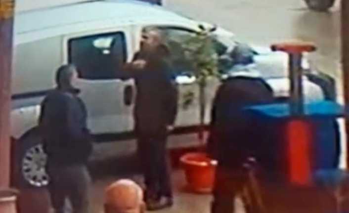 Bursa’da kız arkadaşına kızıp bıçağı kendi boğazına dayayan adamı, tesadüf