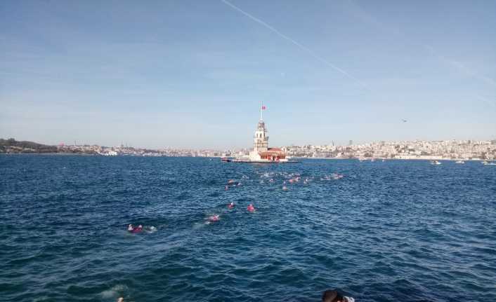 İstanbul Üsküdar sahilinde bir araya gelen çeşitli meslek gruplarından çok