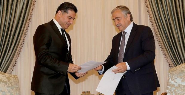 KKTC Başbakanı Özgürgün, koalisyon hükümetinin istifasını Cumhurbaşkanı Akıncı'ya sundu.