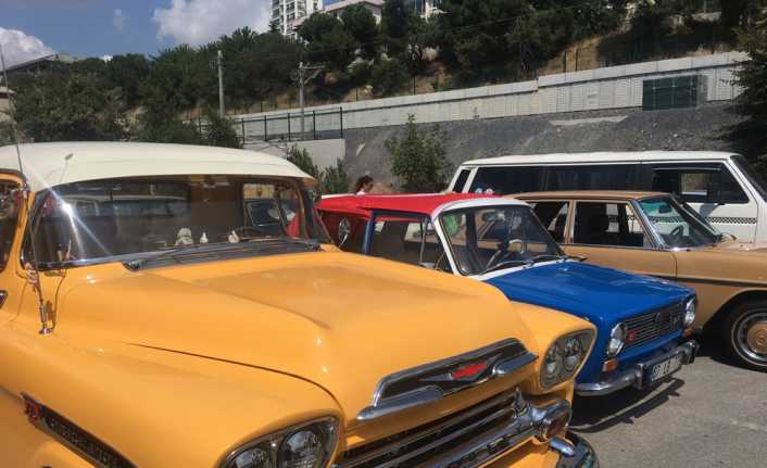 Klasik otomobiller, 30 Ağustos Zafer Bayramı dolayısıyla yollara çıktı. Türk