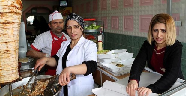 Sivas'ın Zara ilçesinde eşinin düşerek bacağını kırmasıyla döner tezgahının başına