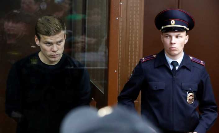 Rusya’nın ünlü futbolcularından Alexander Kokorin ile Pavel Mamaev, bakanlık çalışanına