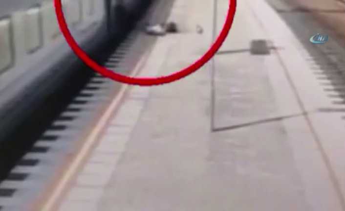 Rusya’nın Soçi kentinde bir kadın yolcu, kondüktör tarafından hareket halindeki