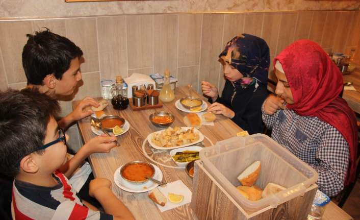 Konya’da bir lokanta, sabah namazını camide kılan 11 yaş altı