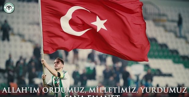 Atiker Konyasporl teknik direktörü Özdilek ve yeşil-beyazlı futbolcular, kamuflaj giyerek
