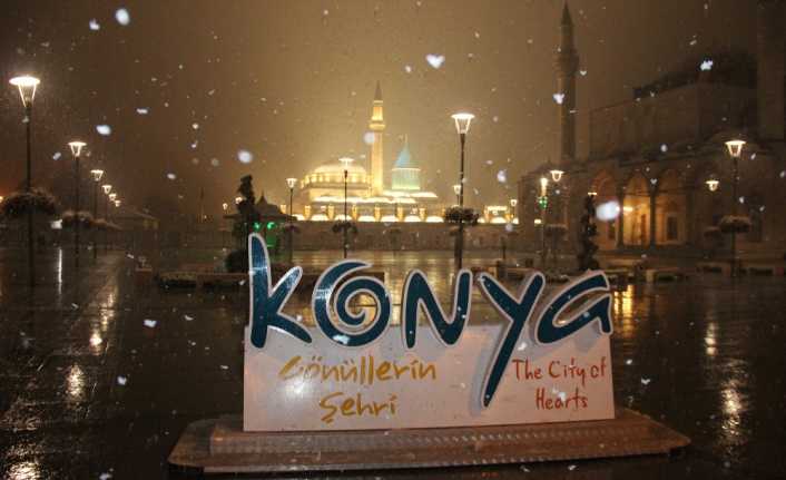 Konya’da kent merkezinde gece saatlerinde mevsimin ilk karı yağdı. Akşam