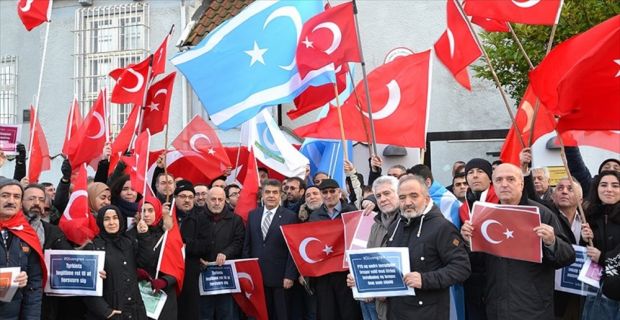 Danimarka’da yaşayan Türkler, Türkiye’nin Kopenhag Büyükelçiliği önünde toplanarak "Zeytin Dalı