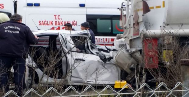 İstanbul TEM otoyolunda akaryakıt tankerine arkadan çarpan otomobildeki kadın sürücü