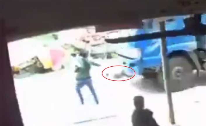 Kucağındaki çocukla kamyonun önüne atladı. 