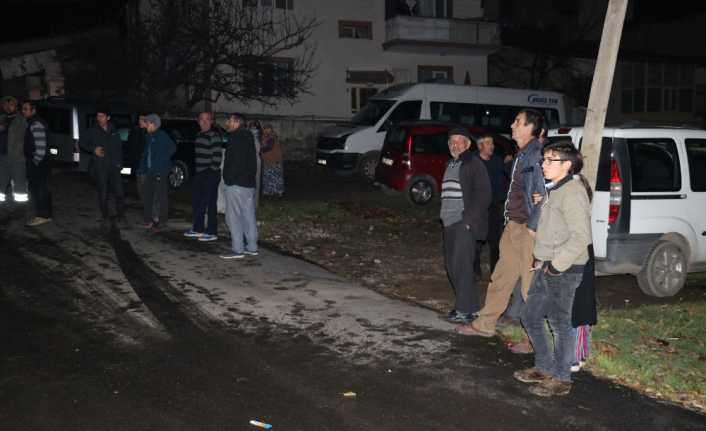 Sivas’ta 4 katlı bir binanın çatı katında çıkan yangın, evi
