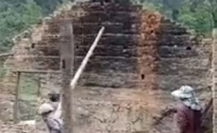 Çin’de bir köy evinde yapılan yıkım çalışması sırasında, işçilerin üzerine
