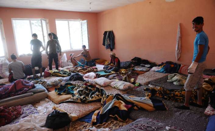 Doğu vilayetlerinden Bursa’ya kiraz toplamaya gelen mevsimlik işçiler, kullanılmayan köy