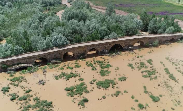 Sivas’ta Yıldız Irmağı üzerinden bulunan Roma Dönemine ait tarihi köprü